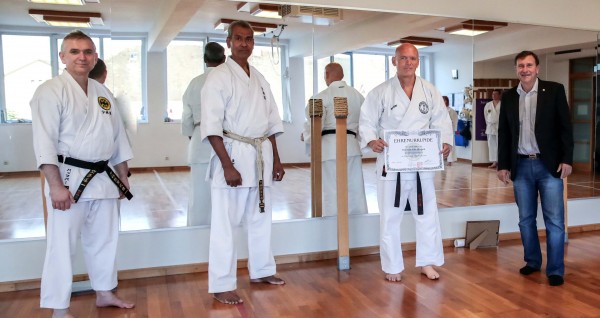 Vorsitzender des Okinawa Karate Pfreimd erhält Ehrenschwarzgurt