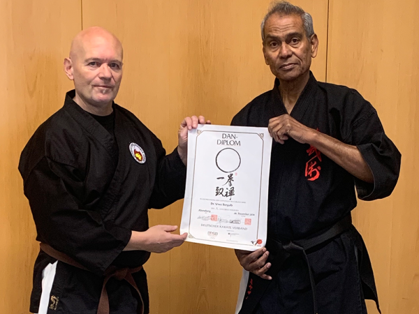 Pfreimder KOBUDO-Trainer mit erfolgreicher Schwarzgurtprüfung 